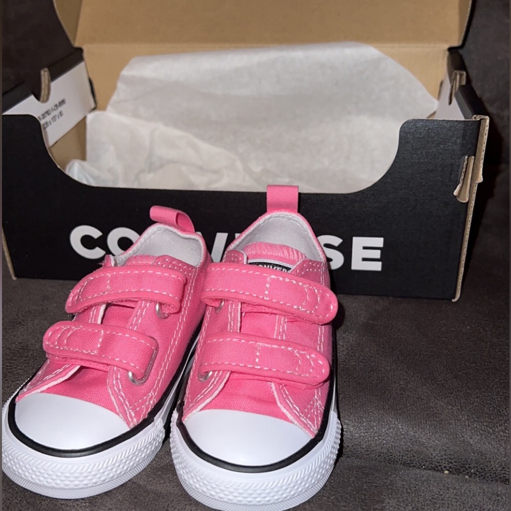 Infant pink converse (NWT)